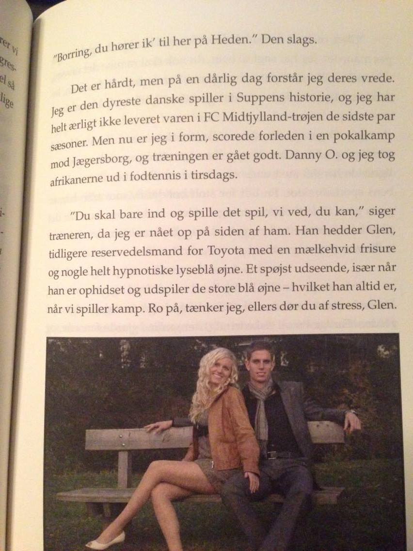 FODBOLDBROK's tweet photo. Jonas Borring er gået ned med flaget. Kira er smuttet. Stakkels fyr #JonasBorring #SuppeLegende #sldk 2/4 https://t.co/dPlhK6DGQD