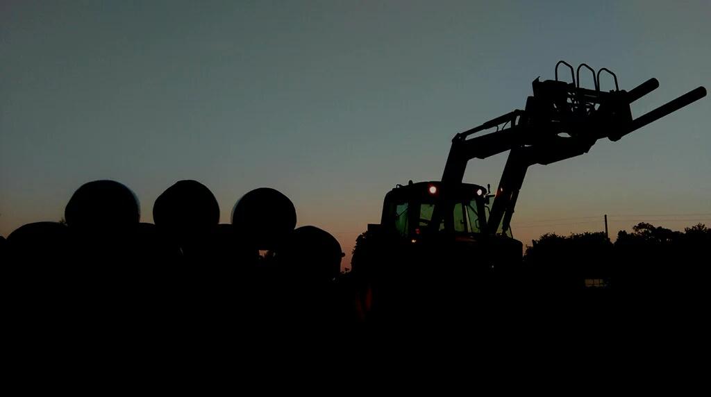 FarmersOfTheUK's tweet photo. #Silage15 into the night.. https://t.co/6dWt58bs0i