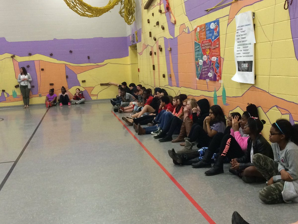 _MrsRhodes_'s tweet photo. The sixth graders are learning about penguins from @SlateHill1st graders! #slatehill  #itsworthit @SlateHillStars https://t.co/Tsmipl1m45