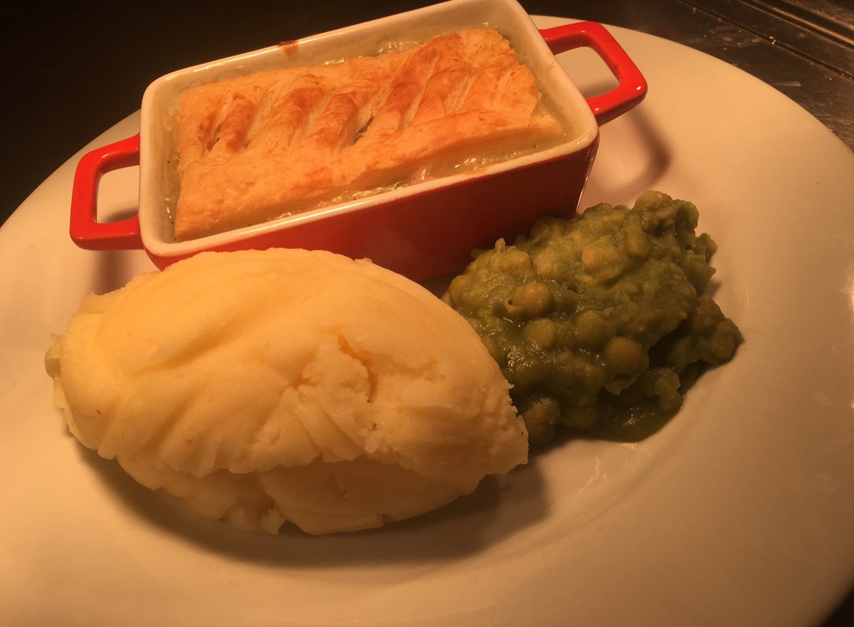 Chicken pie, mash and mushy peas ready for service 🇬🇧 #BritishPieWeek