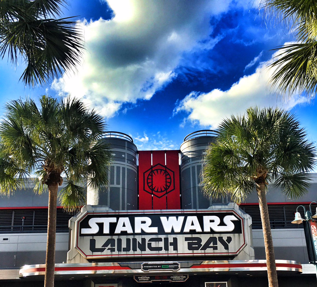 SBellasWays's tweet image. Checking Out The #StarWars Launch Bay At @DisneyParks Hollywood Studios |  sumo.ly/guVg #ZootopiaEvent