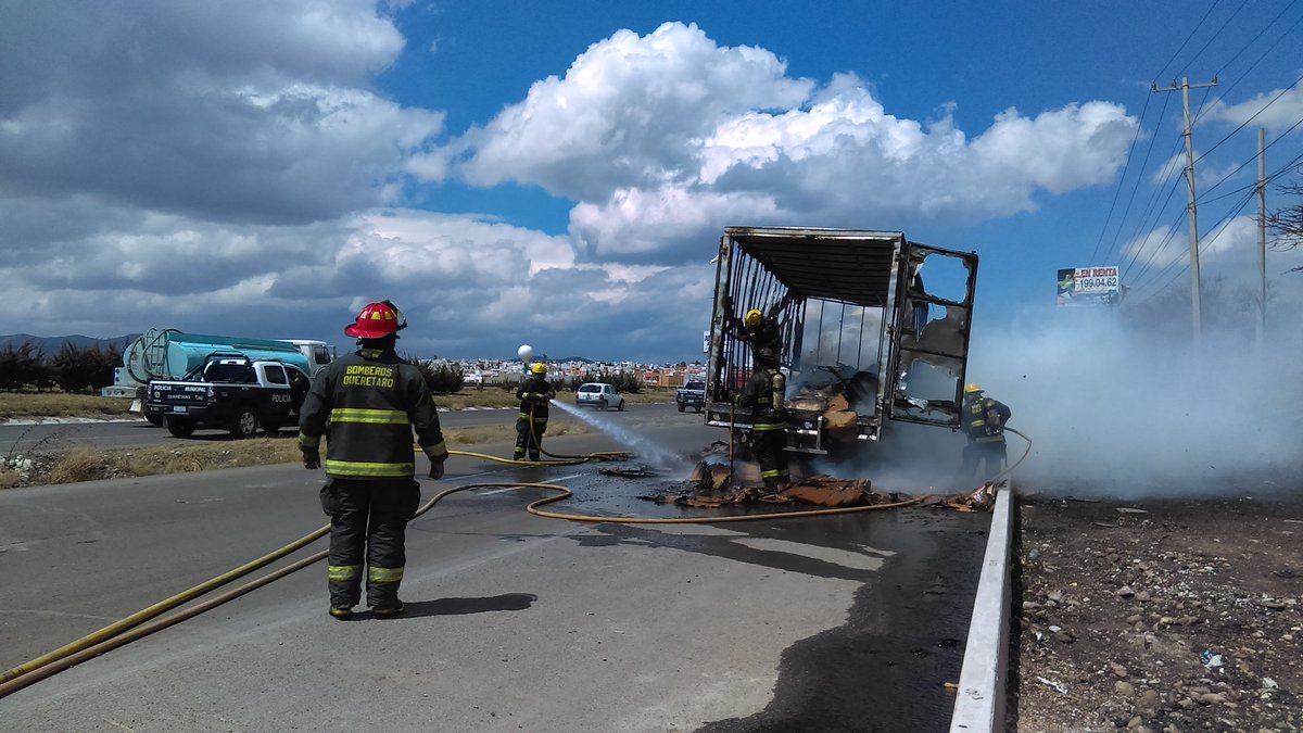 #Precaución <a href="/BomberosQ/">BomberosQueretaro</a> controlan incendio de camioneta en el kilómetro 17 de la Carretera Querétaro-SLP.