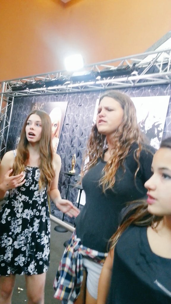 ChloeCorbeil's tweet photo. #tb à l'évènement #MMStDenis, aussi parce que nos faces sont affreuse! @rosaliepouliott @mackie_legare 😂😘 https://t.co/lFkpwIfjMU