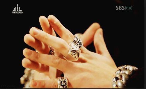 perfectshands's tweet photo. Kwon Jiyong https://t.co/cjDMHxoFe7
