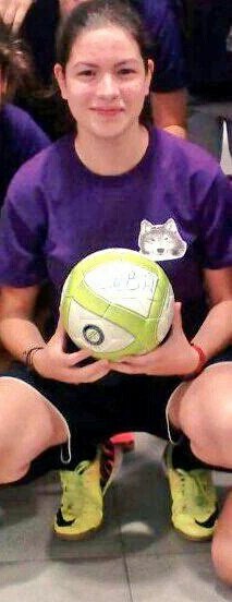 Queremos desear lo mejor a nuestra jugadora @AroaSanchez96 , q mañana será operada de menisco.
#MiCompañeraeslamejor