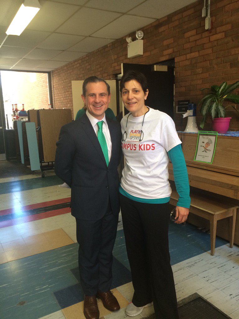 Big props to @PictureHealthRI and <a href="/playit4sport/">PlayItForwardSport</a> for today's #gethealthyri kickoff - always great to see <a href="/digitmurphy/">Digit Murphy</a>