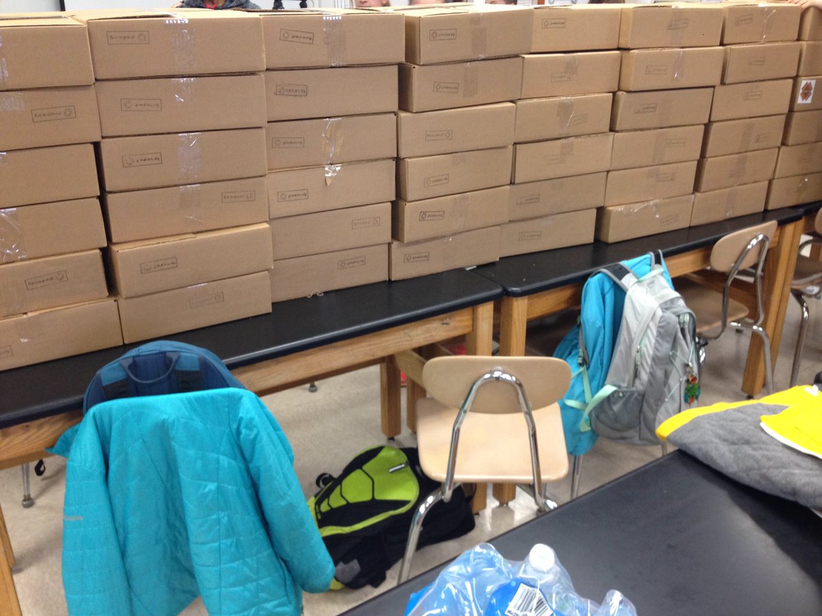 gsonntag's tweet photo. @CCSD181 @GiveABoxOrg @RachelsChalleng #50boxes
"Many hands make light work." --John Heywood https://t.co/sDeOBW8sG0