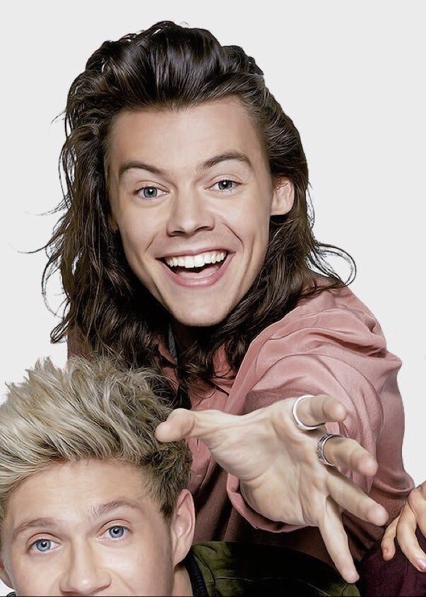 thestylesfandom's tweet photo. From dork to hot in seconds as always.. https://t.co/RdMV6zyYDJ
