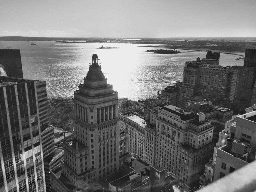 CityRealtyNY's tweet photo. #NewYorkHarbor #StandardOilBuilding https://t.co/apqJ3o08nF https://t.co/iVvVBy9fTo