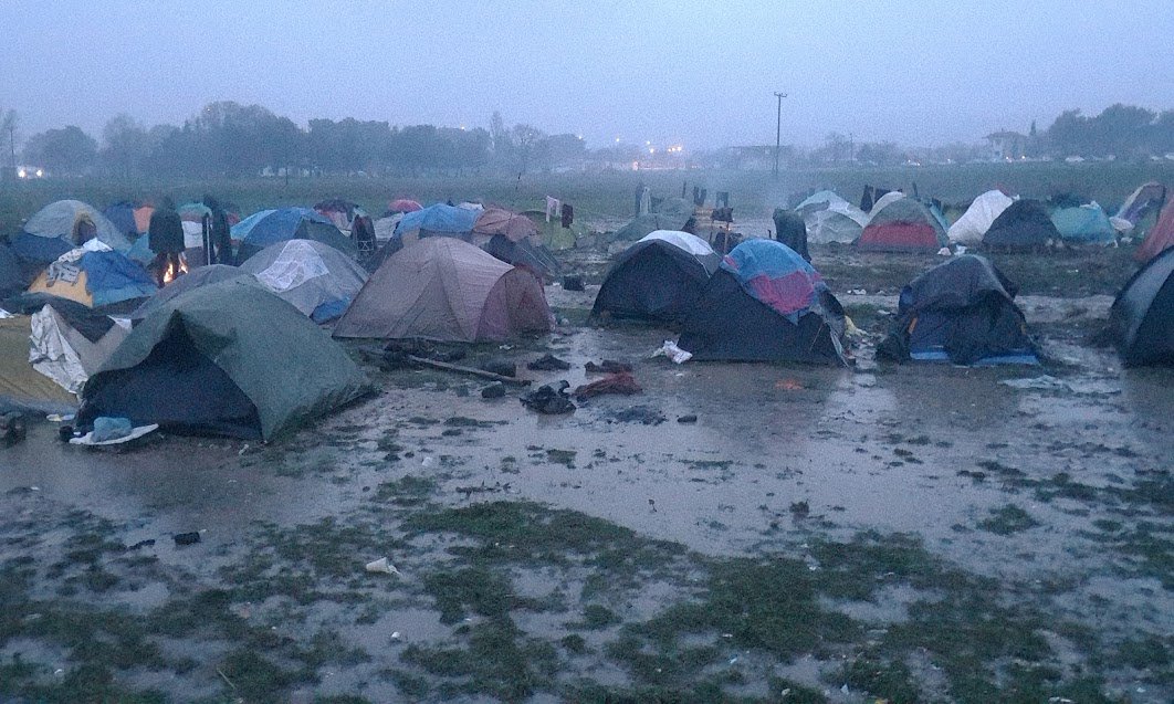 No para de llover. Más de 4.000 (!!!) niños y niñas en los campos al norte de Grecia. Así van a pasar la noche.