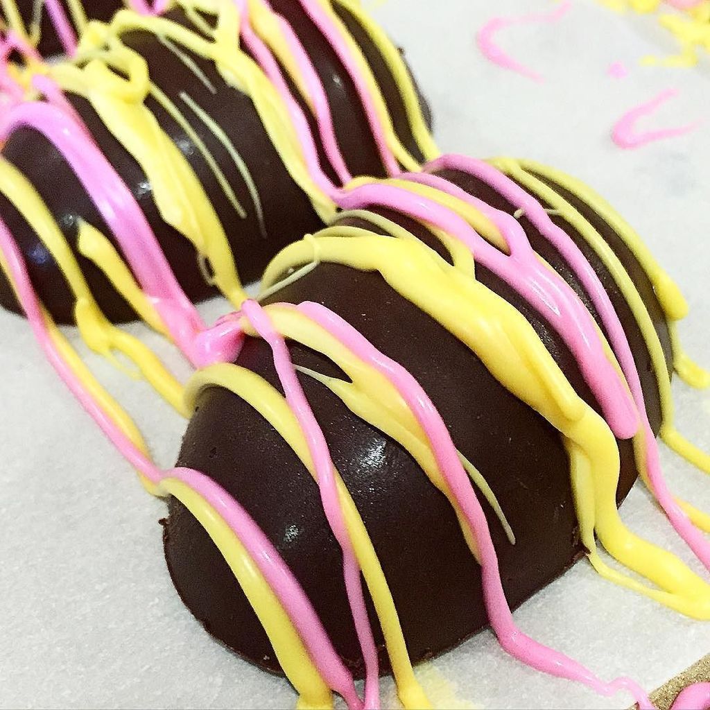 PinkCakePlate's tweet photo. Making Peanut Butter Cup Easter Eggs! Candy making isn't hard it just takes time!! #candy #peanutbutter #peanutbutt… https://t.co/UG55BQQVwJ