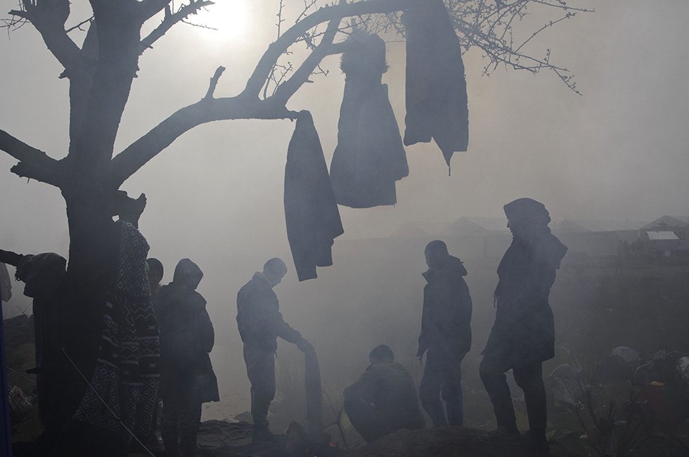migranti appendono gli abiti ad asciugare nel campo profughi di #Idomeni  
<a href="/AP/">The Associated Press</a> Photo / <a href="/VisarKryeziu/">Visar Kryeziu</a> 
<a href="/ilpost/">Il Post</a>