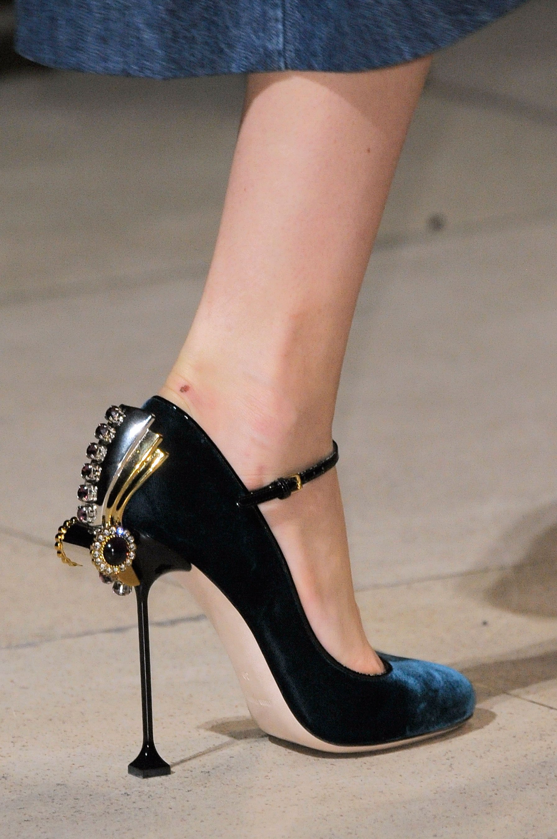 Elle Japan Pfw ミュウミュウでは厚手ソックスのようなシューズから トレンド 再燃のパールがびっしり付いたもふもふフラットサンダル デコラティブなスーパーピンヒールなど足元のディテールに釘づけ 編集長代理aki エルコレ24h T Co