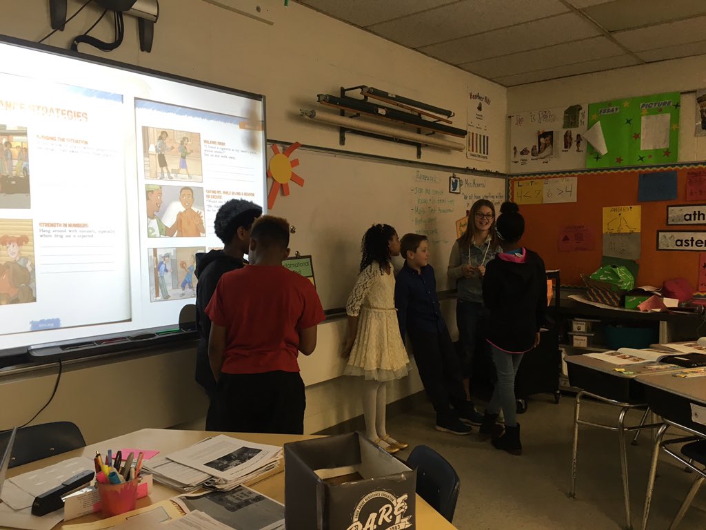 Miss_Monreal5's tweet photo. Ss creating scenarios and role playing different resistance strategies during DARE. #D161learns @TheHornetsHive https://t.co/6iuTPVZBr0