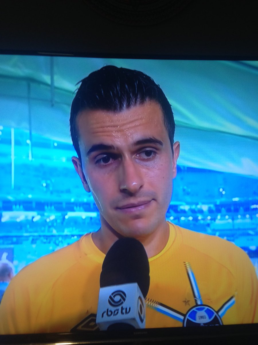 BarthLopes's tweet photo. Um goleiro maloqueiro sempre foi a marca dos times campeões do Grêmio, gel no cabelo não combina com isso. #fato https://t.co/GuHFTKkB4B