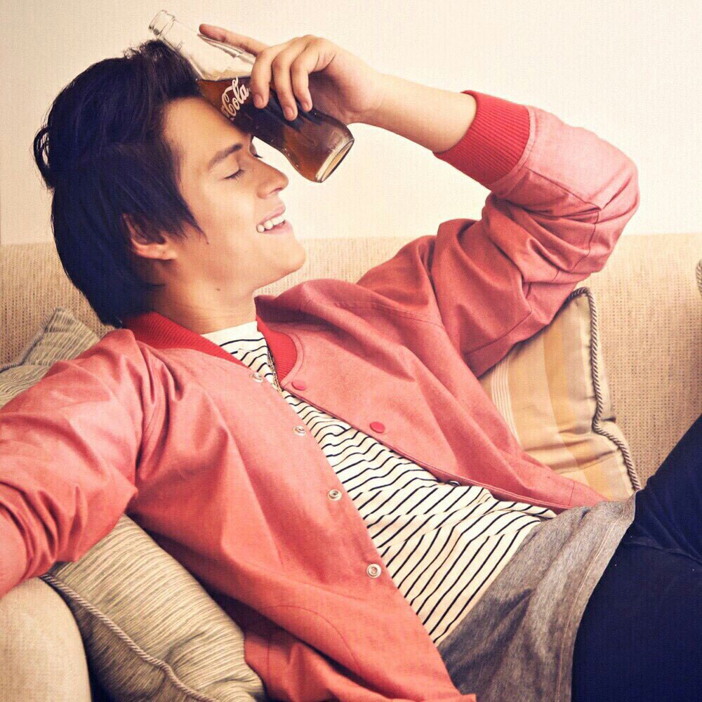 itsenriquegil's tweet photo. Hot, hot day, Coke is the only thing keeping me cool. Ikaw, ano ang mga cool moments mo with COKE? 😎#TasteTheFeeling https://t.co/ArVX30IeTu