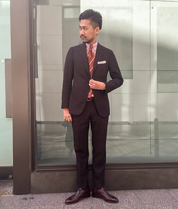 United Arrows Styling 茶スーツに白や青のシャツという合わせは定番ですが 濃い茶色のスーツには赤 系のvゾーンも素敵です スーツは Sovereign のもの T Co Nyrytrwy T Co Ecjo2kbrkl