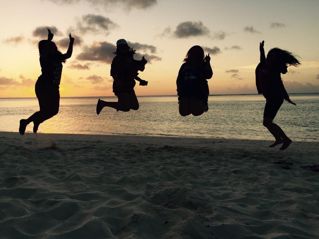 LoveUntil4ever's tweet photo. Taking the perfect #sunset photo. #ModelStatus #JumpingPicture #Guam #WeCool #Beach #BestDayEver #FriendshipGoal https://t.co/vuE5qSgZwu