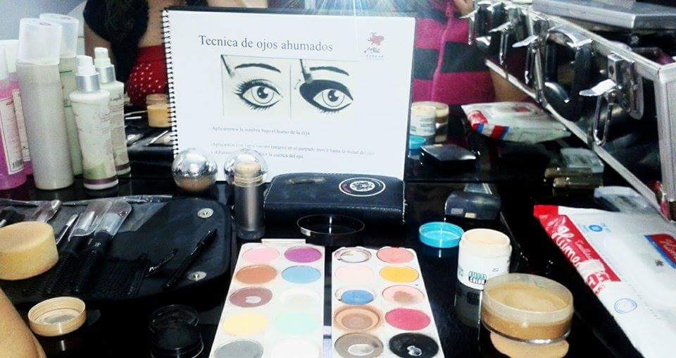 AlejitaMakeUp's tweet photo. Cursos de maquillaje 100% personalizados https://t.co/5lPQiVThM4
