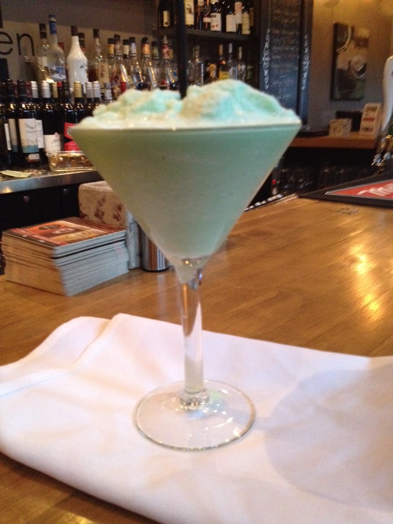 211Main's tweet image. Getting ready for St Patrick's 🍀. Sham-rock it out with Felicia Mcminn that eve 🎶🎶 #portdover #irish #fun