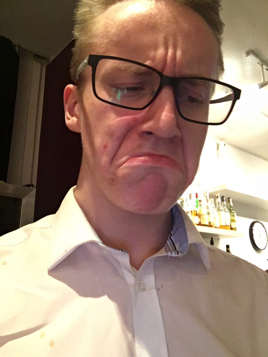 kosebrose's tweet photo. My face når jeg så prisene til flybilletter for å komme ned til #EOET16 https://t.co/e4kTDrpNou