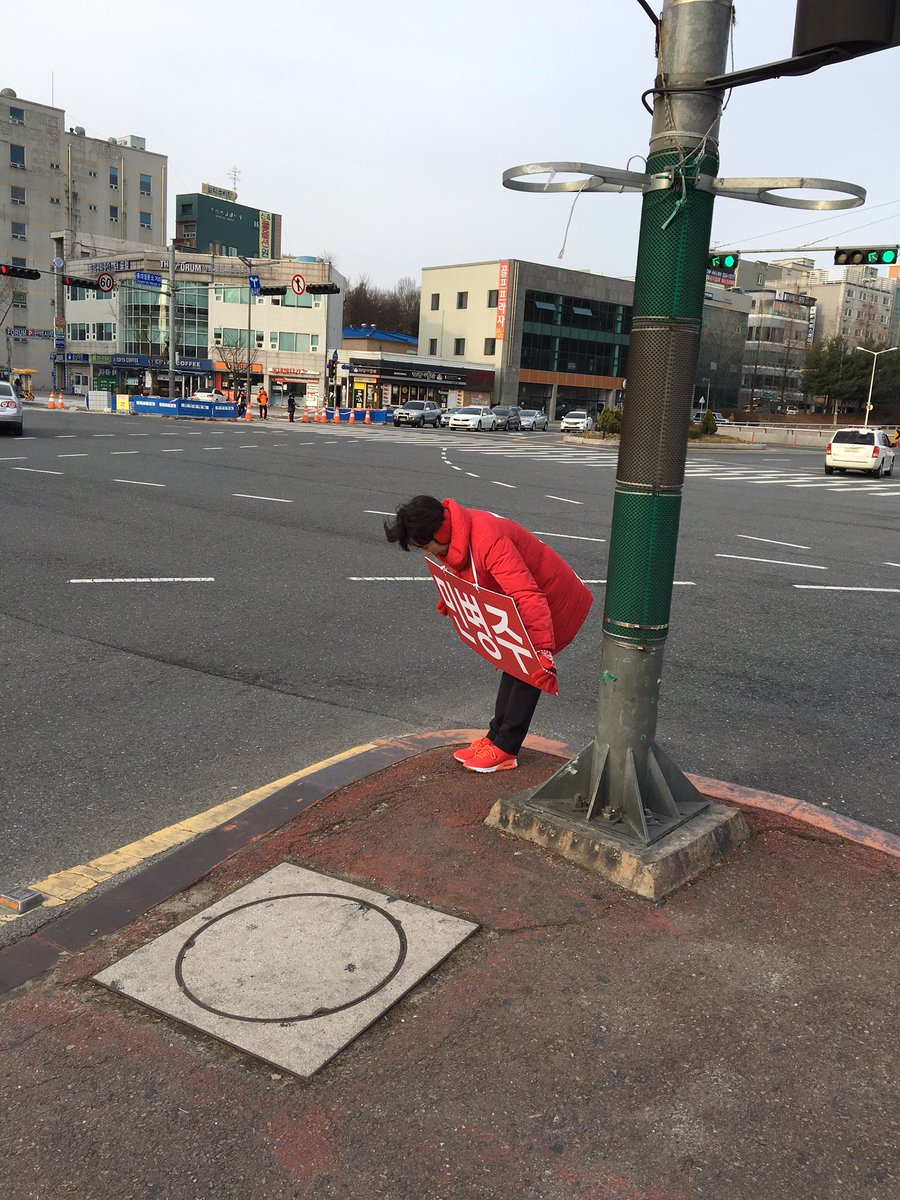 [대전 유성갑 민병주 국회의원 예비후보] 출근길 아침인사를 하고 있습니다.