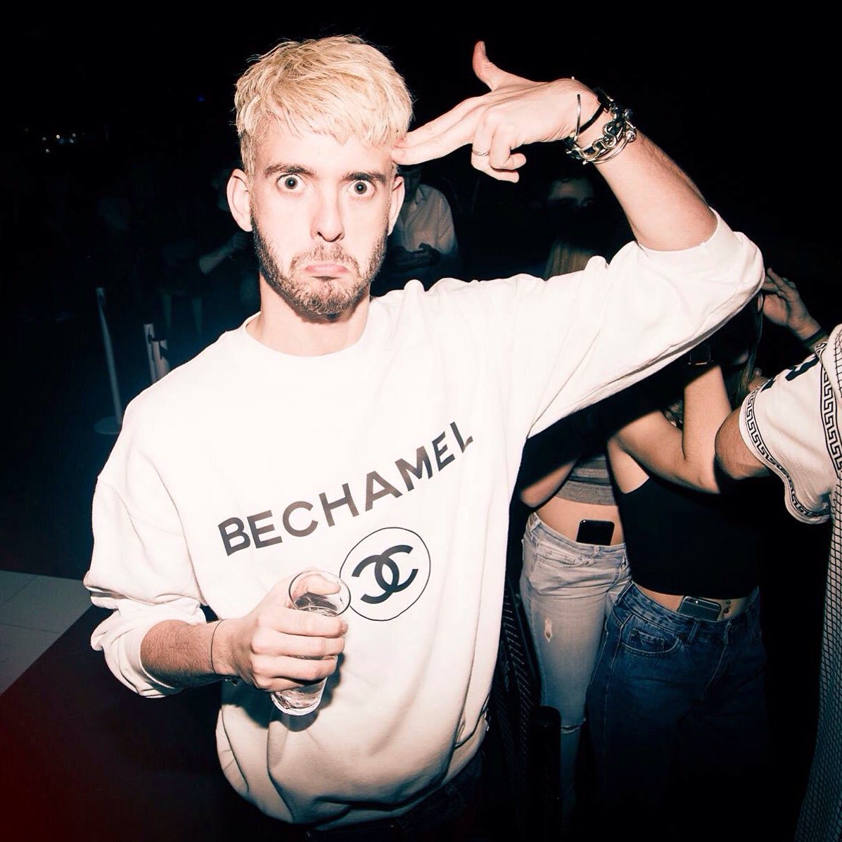 Bechamel, poco a poco así, bechamel (homenaje a <a href="/YleniaGandiaSh/">ylenia</a> <a href="/CHANEL/">CHANEL</a> y <a href="/obesoandco/">Obeso and co.</a>).