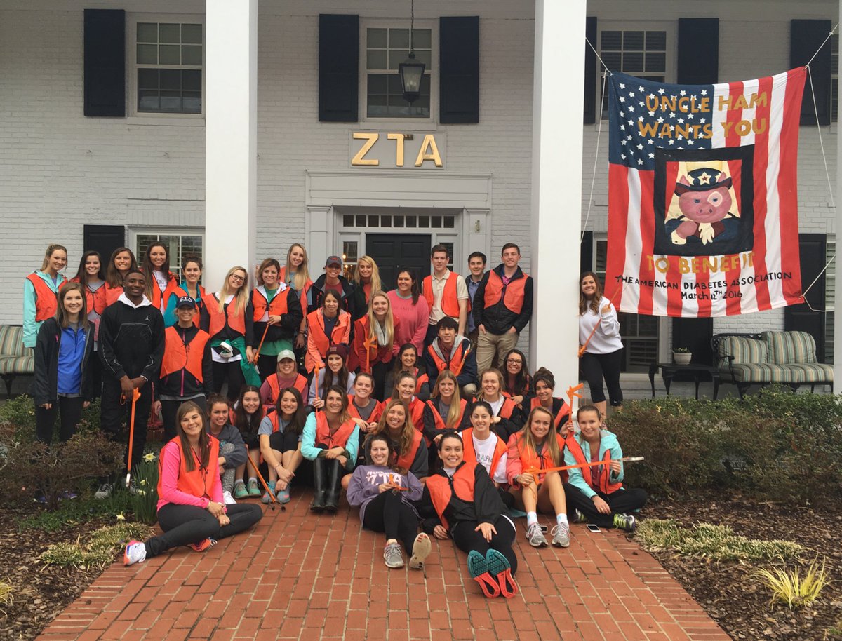 Loved picking up trash today with Sigma Alpha Epsilon and Kappa Alpha Psi  @ArkGreekLife #GreeksGivesDay