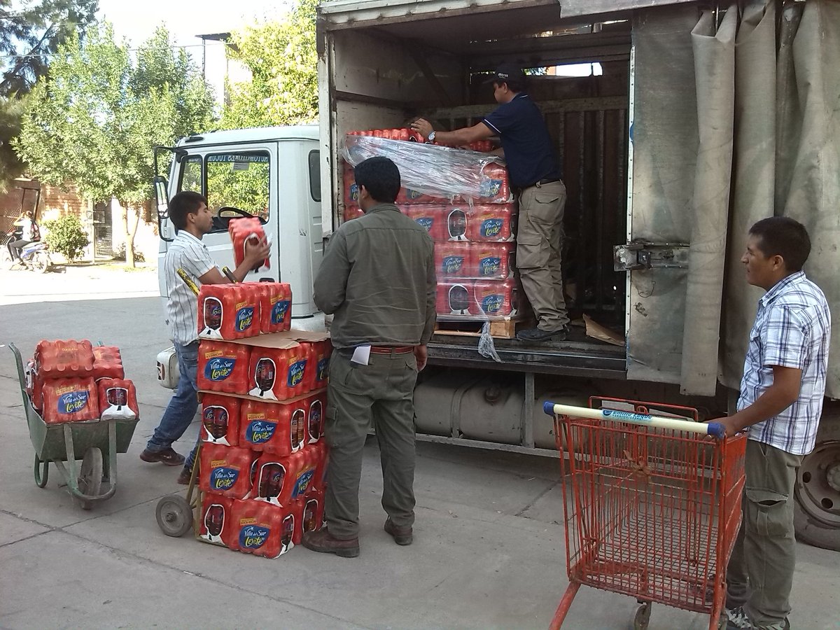 CAIN2EH's tweet photo. Hoy nuestro CAI por gestión de la Coordinadora  recibió una donación de agua saborizada para el CAI y la escuela https://t.co/wYAB1efN99