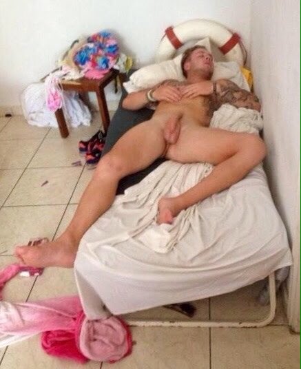 arre_cho's tweet photo. #drunksleep #hot https://t.co/lzF4POdPPY