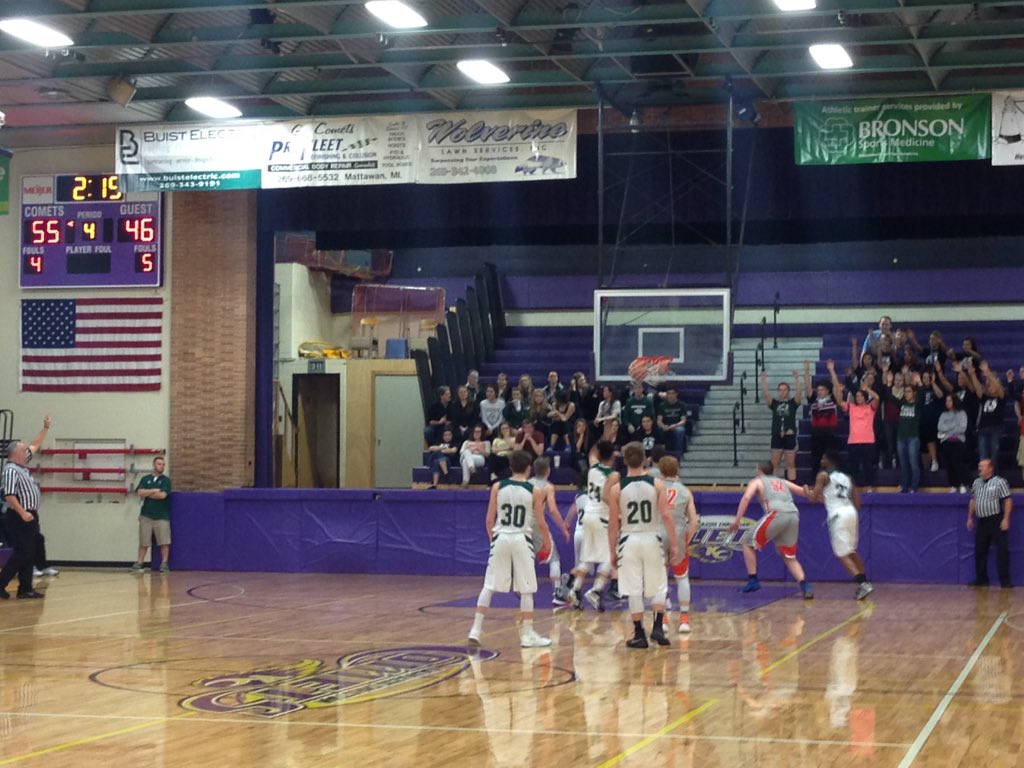 Exit46Sports's tweet photo. With 2 minutes left in the game...Hartford leads by 10 #movingon #DistrictFinals #gogreen https://t.co/QdDjCZfLSB