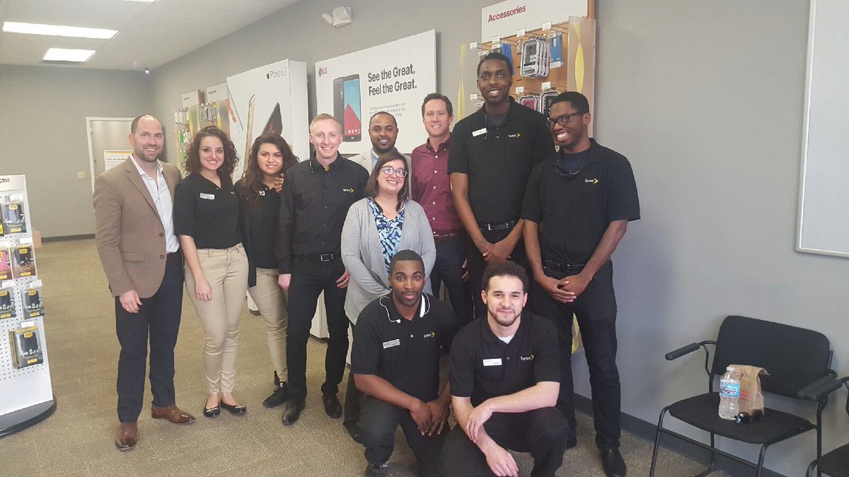ZE_Complete's tweet photo. #techexpertdemoday Big thank you to the Universal team @ 27th St! @DG_TEP @uwDirkZunker @pk_tep @UWGMJason @UWAmyJo https://t.co/PsZ48Q5Tzm