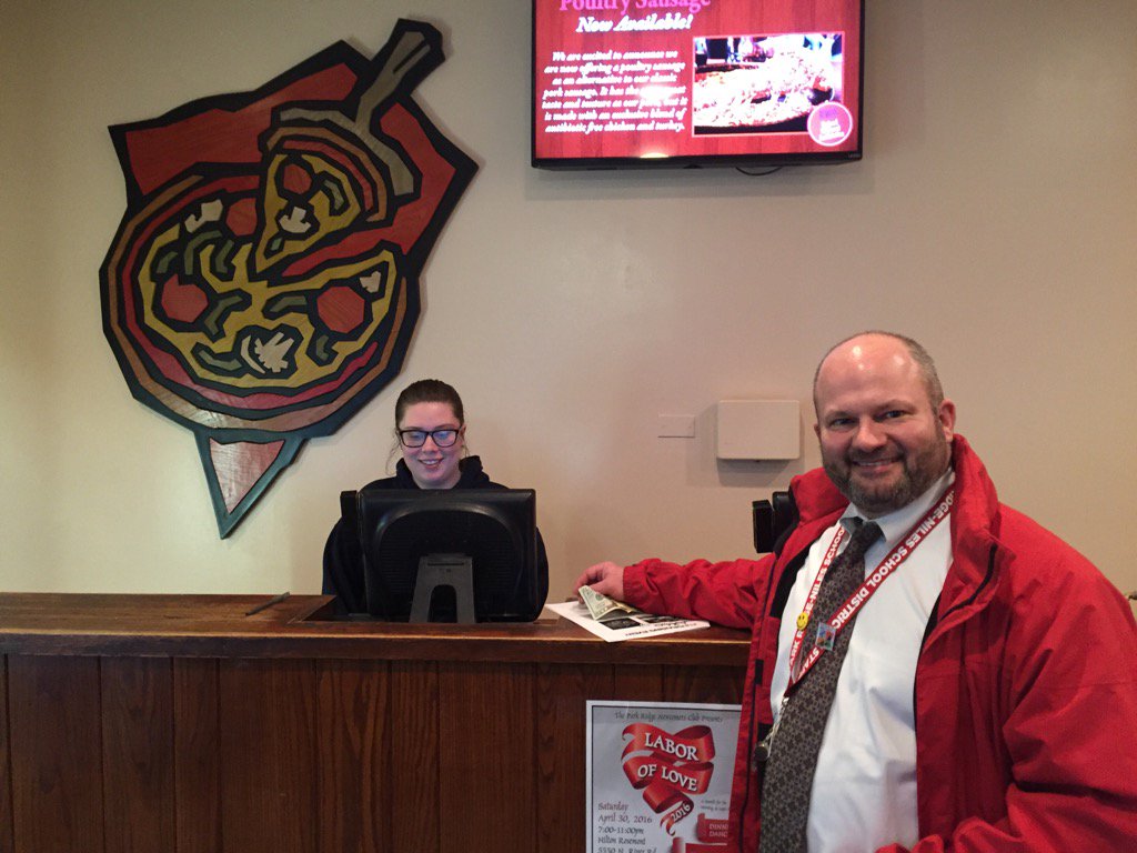 FRPrincipal64's tweet photo. Supporting Franklin PTA and having some great pizza from Loo's#engaged64 https://t.co/4IhcCoYuSF