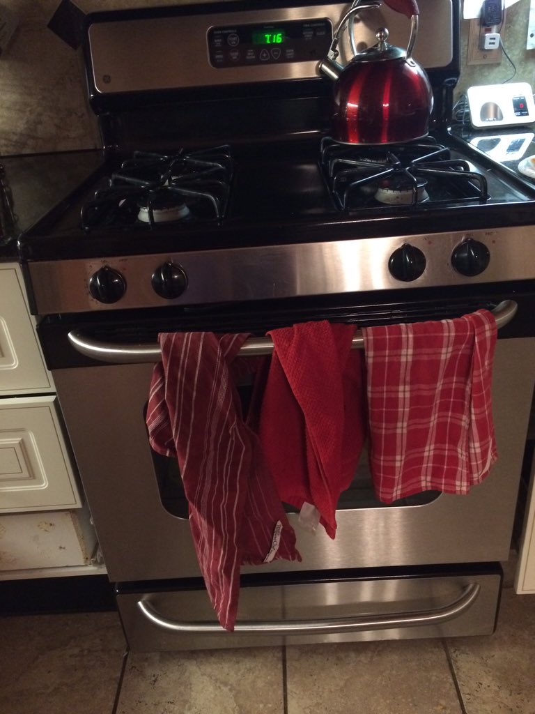 hankthompson8's tweet photo. Getting ready to say good bye to an old friend #cooking #kitchen #makeover https://t.co/CyRwHpMCEy