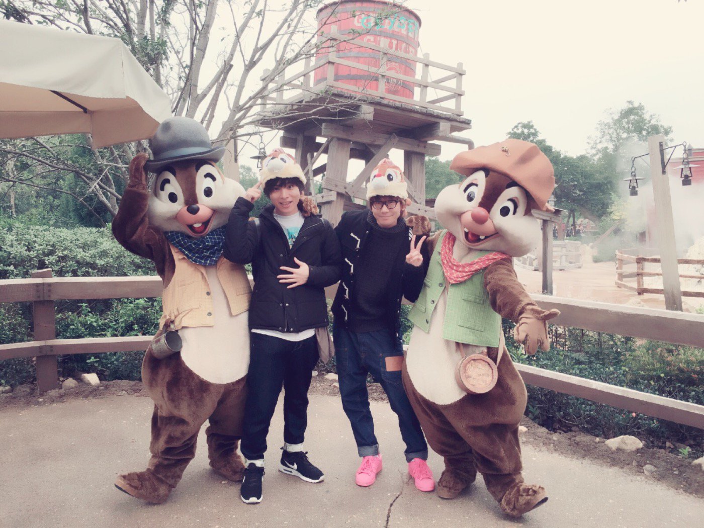 花江 夏樹 ちょっと前の香港ディズニーにて信彦さんとの写真o O T Co Fkqxg9py77 Twitter