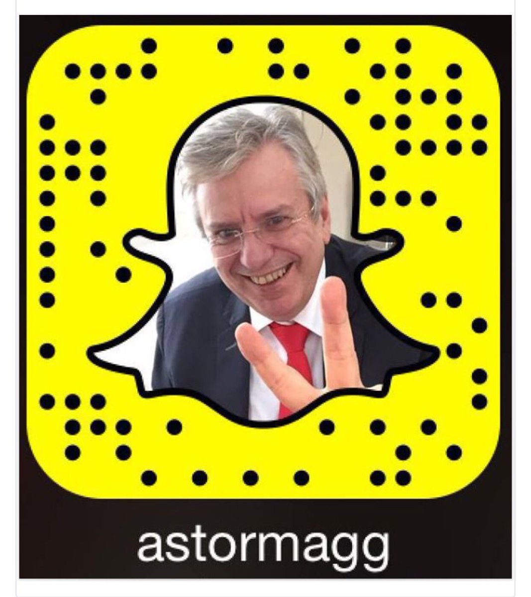 hogurdur's tweet photo. Ef einhver hefur reynslu af því að snappa... #forseti2016 #fridur2000 https://t.co/2vaPnEvaTK