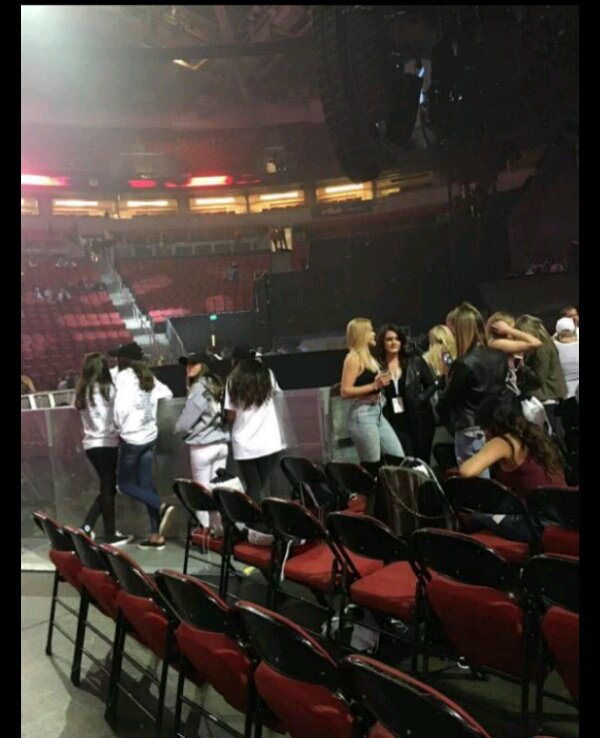 _MrsBizzle's tweet photo. Podemos ver quien puede cantar  down to earth &amp; quienes van solo por sorry😪 #PurposeTourSeattle https://t.co/cV1logV3Z7