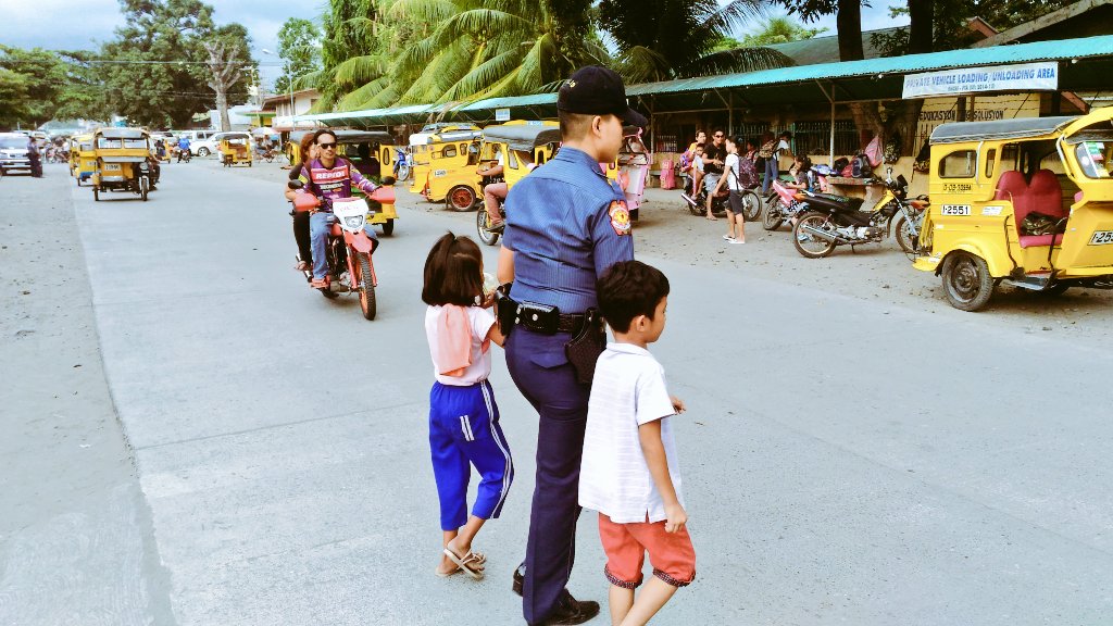 FTPDigosCityPS's tweet photo. 030916 Team 1 of FTP assisted students to cross the pedestrian lane after their school instruction. @pnpts_rstu11 https://t.co/DTd46ueVRu
