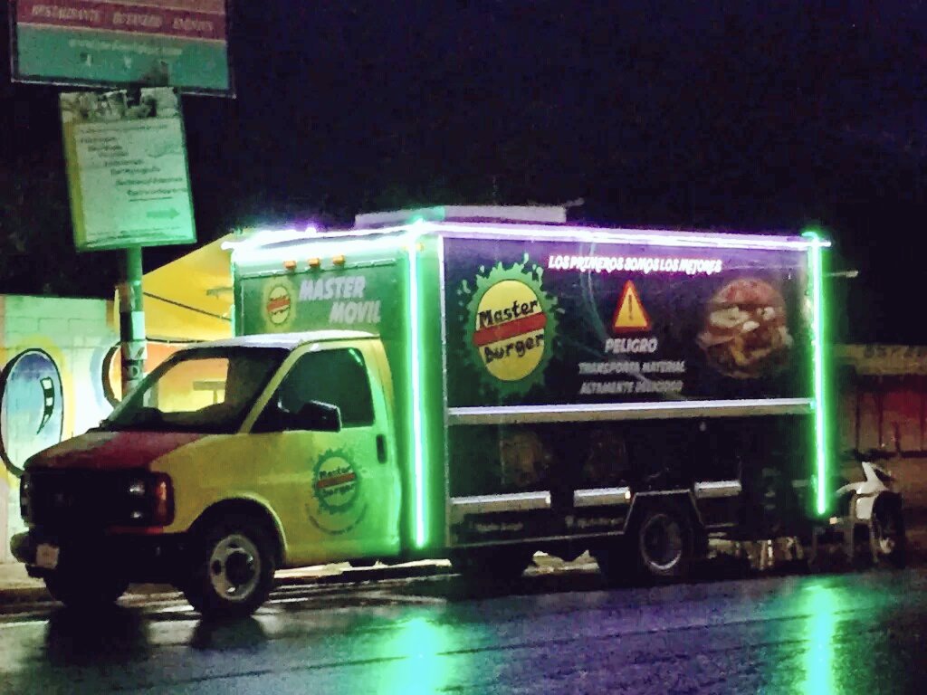 hiramrueda's tweet photo. La #Leyenda continúa #Mastermovil de @MasterBurger1 se encuentra listo para servirles. Linderos av Univ. #Oaxaca https://t.co/pNYACtdMgE