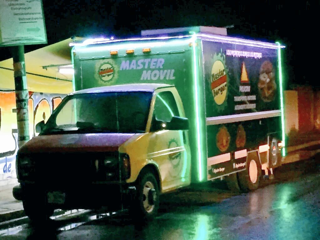 hiramrueda's tweet photo. La #Leyenda continúa #Mastermovil de @MasterBurger1 se encuentra listo para servirles. Linderos av Univ. #Oaxaca https://t.co/pNYACtdMgE