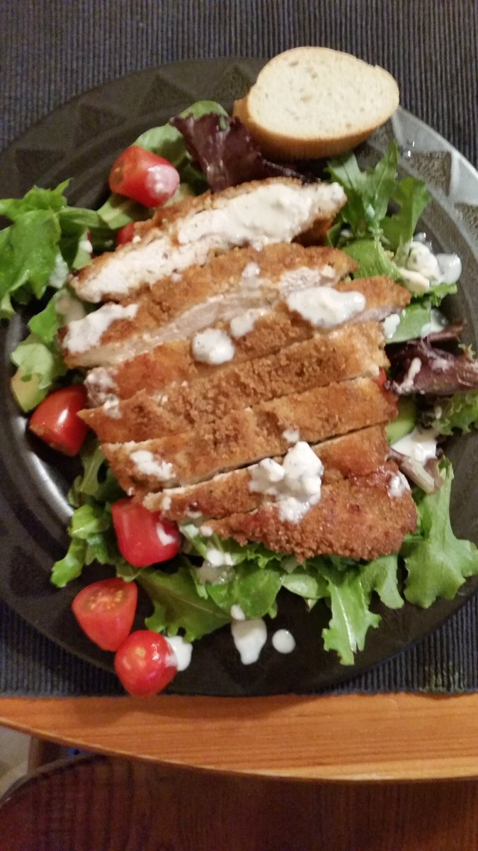 SansziePanzie's tweet photo. #Baked #chicken @iloveorganic #mixedgreens #sanmarzanotoms #minicukes @HaasAvocados @MatanzasCreek #chardonnay #yum https://t.co/CvAz6CE2W6
