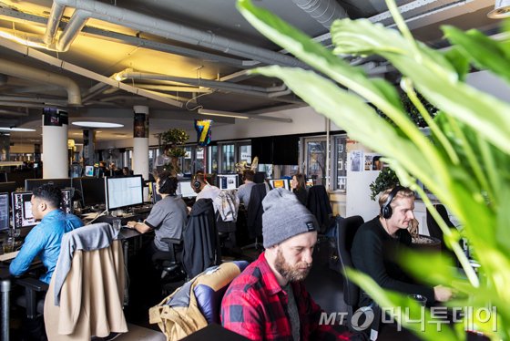 [머니투데이] 140년 글로벌기업 혁신비결, 열린 '이민정책'
- 유럽의 혁신기업들, 글로벌 인재전쟁
▶기사링크 goo.gl/4Cg7F1
#이자스민
#국회의원
#새누리당
#이민정책