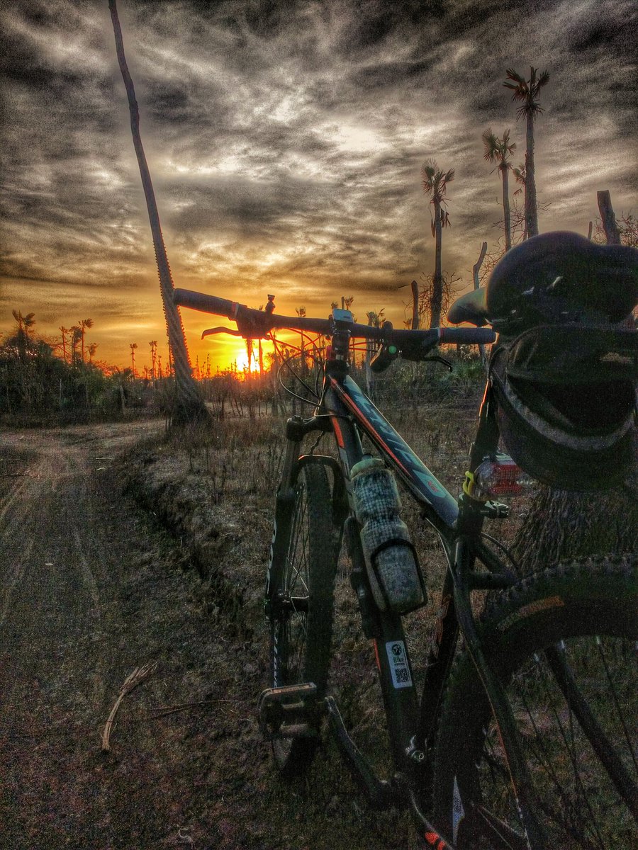 danyeljader's tweet photo. Lubrifique suas idéias, use uma bike. 😎🚵 https://t.co/HO50KZ7dmW