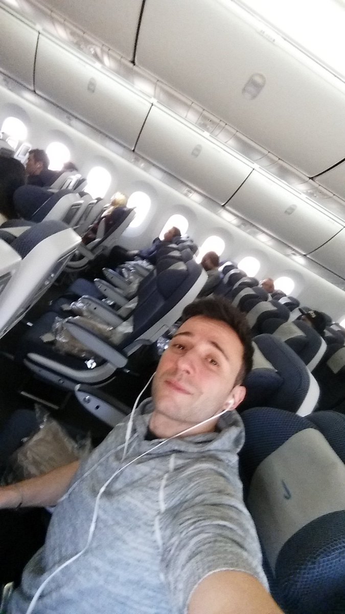 LaurentCaccia's tweet photo. Allez c'est parti ! Direction Londres puis la France ! Personne à coté de moi, ça va être cool ! Kissss https://t.co/TOXpLTcWJX