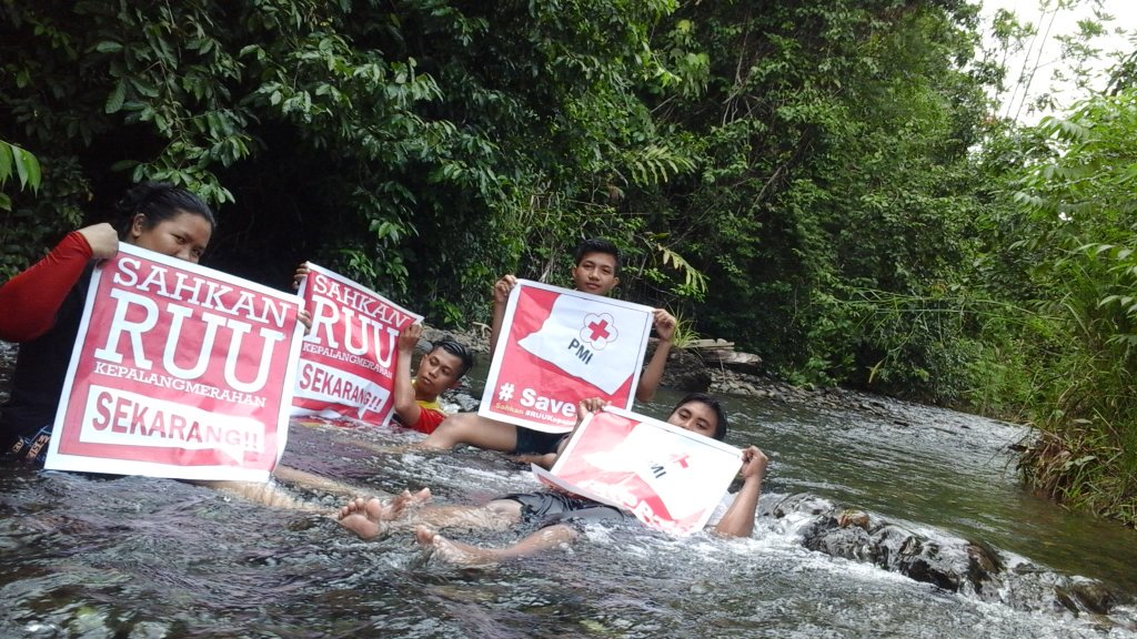 Kami relawan <a href="/palangmerah/">Indonesian Red Cross</a> <a href="/KabTanahBumbu/">Pemkab Tanah Bumbu</a> #SavePMI <a href="/DPR_RI/">DPR RI</a> pa <a href="/jokowi/">Joko Widodo</a> Sahkan #RUUKepalangmerahan <a href="/mardani_maming/">Mardani H.Maming</a>