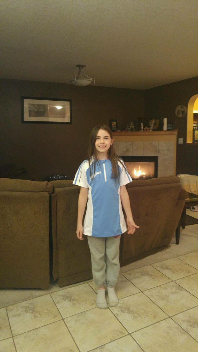 Massoameblais's tweet photo. Made a little girl happy today...and now she wants to start curling #stoh2016 @CurlingCanada #GrandePrairiegift https://t.co/2MPP0sGAIo
