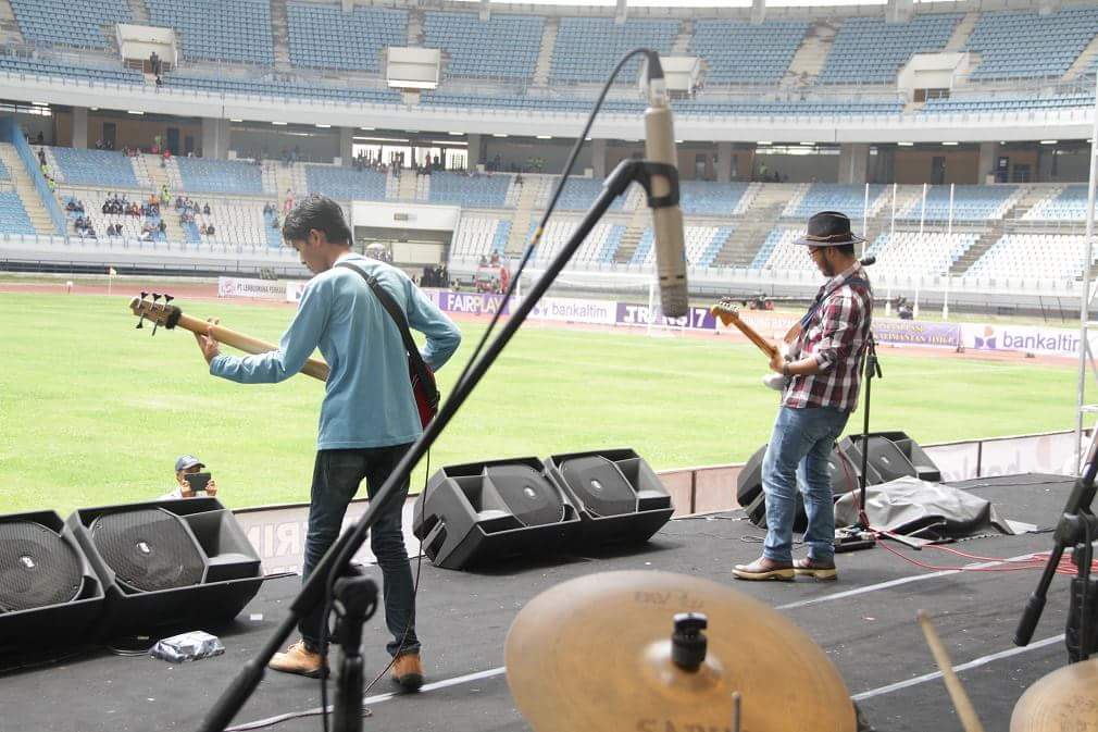Kemarin di stadion utama palaran kita perform opening <a href="/slankdotcom/">Slank Band</a>