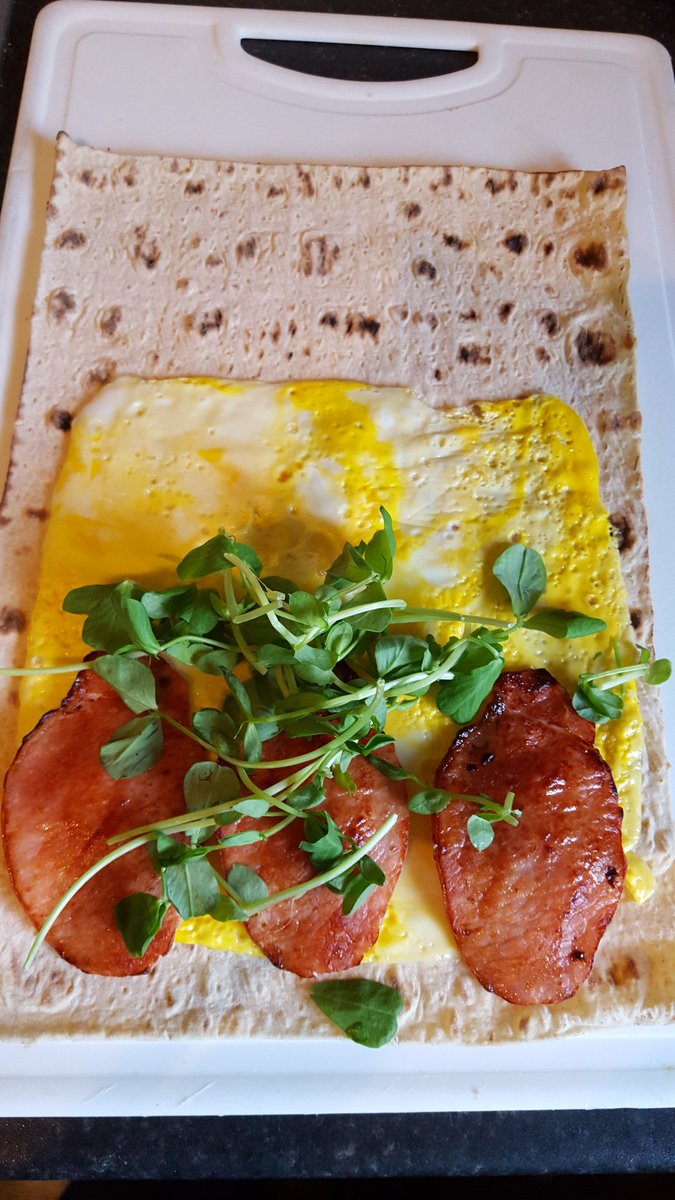 ProteinR's tweet image. This mornings lavash bread breakfast wrap quick easy and only around 375 kcal now time for a coffee