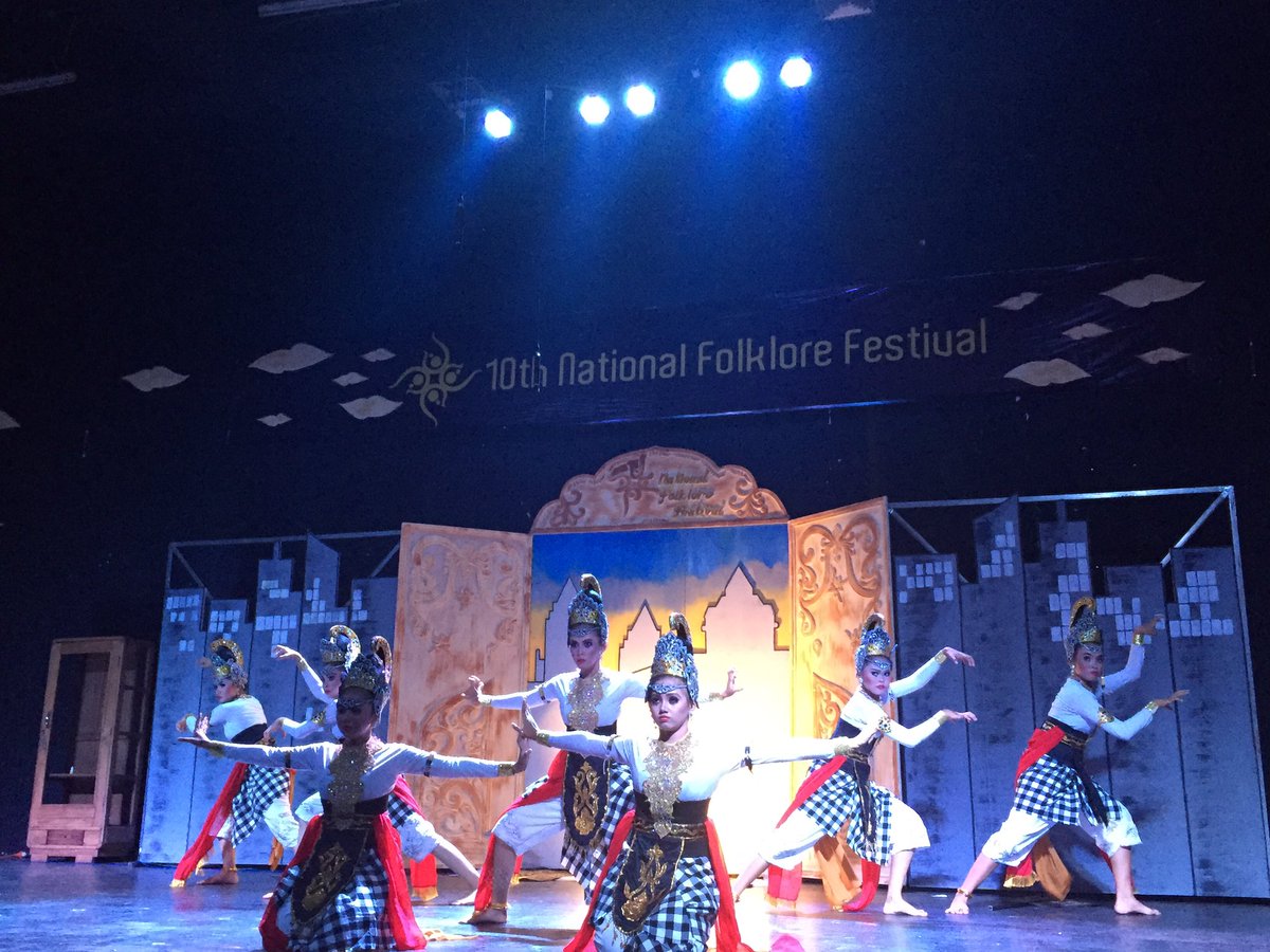 "<a href="/NFF_FEBUI/">National Folklore Festival FEB UI</a>: penampilan kedua yaitu dari Sanggar Putra Purna Yudha #10thNFF #AnakMudaCintaBudaya " maulagifotonyaka:d
