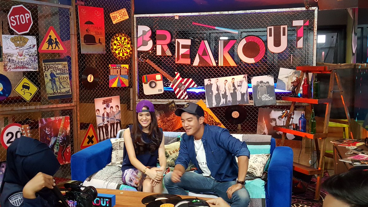 ssheinafiaz's tweet photo. Woohoo @sherylsheinafia & @boywilliam @breakoutnet #BreakoutNETLivePerform https://t.co/THkHQUnans